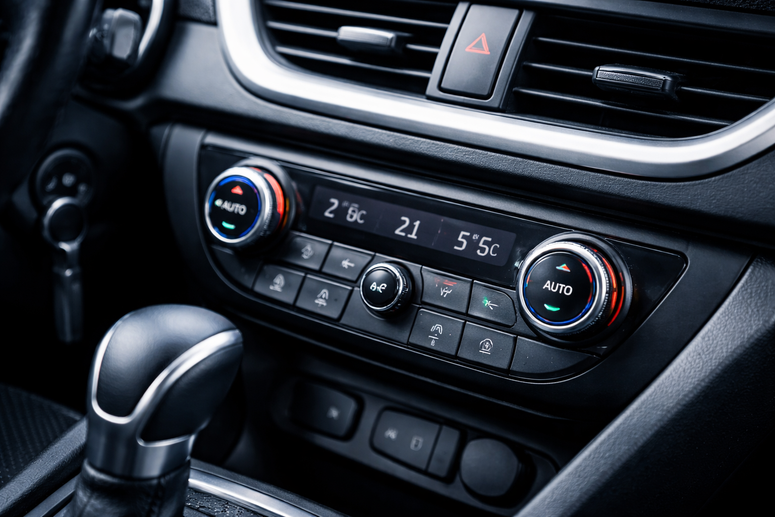 Kontrola klime u automobilu – centralna konzola sa AC dugmetom i podešavanjem temperature