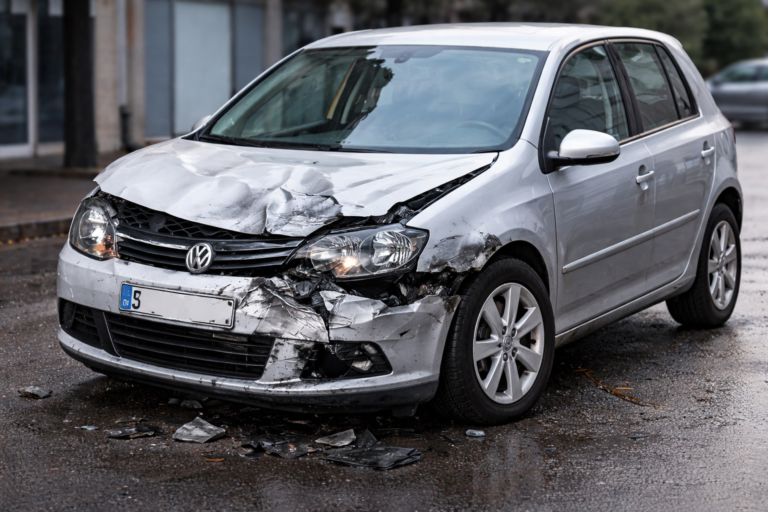 Polupan Golf 5 prednji deo nakon sudara oštećen automobil