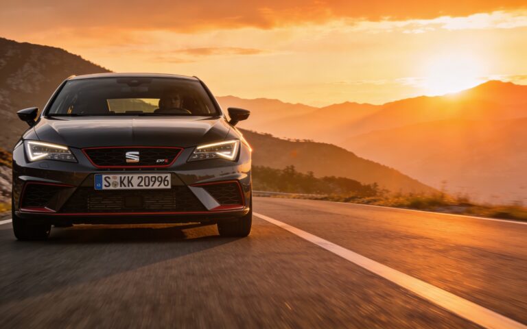 Seat Cupra sportski automobil u pokretu na planinskom putu pri zalasku sunca