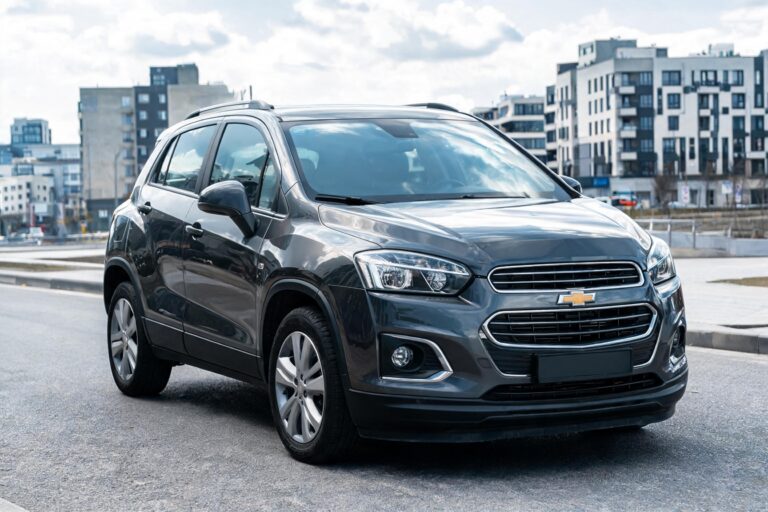 Chevrolet Trax parkiran u gradu, realističan prikaz polovnog SUV automobila