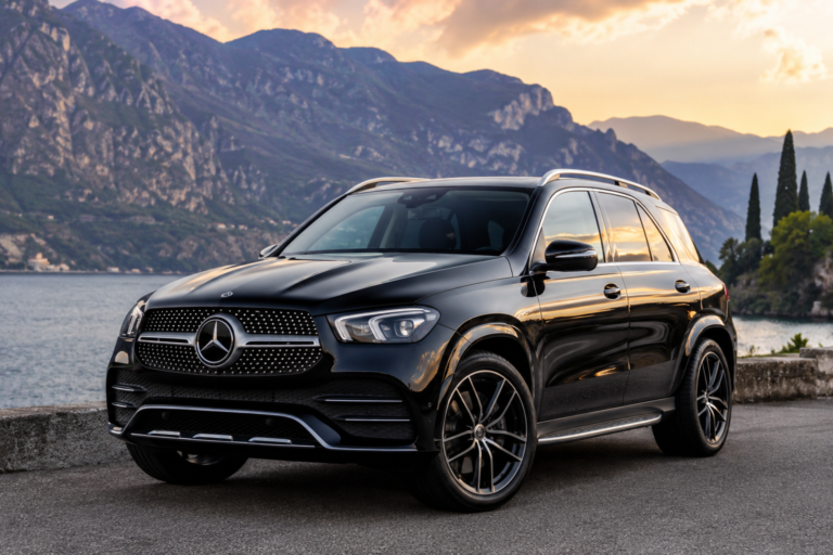 Mercedes-Benz GLE 350 crne boje parkiran pored jezera i planinskog pejzaža tokom zalaska sunca