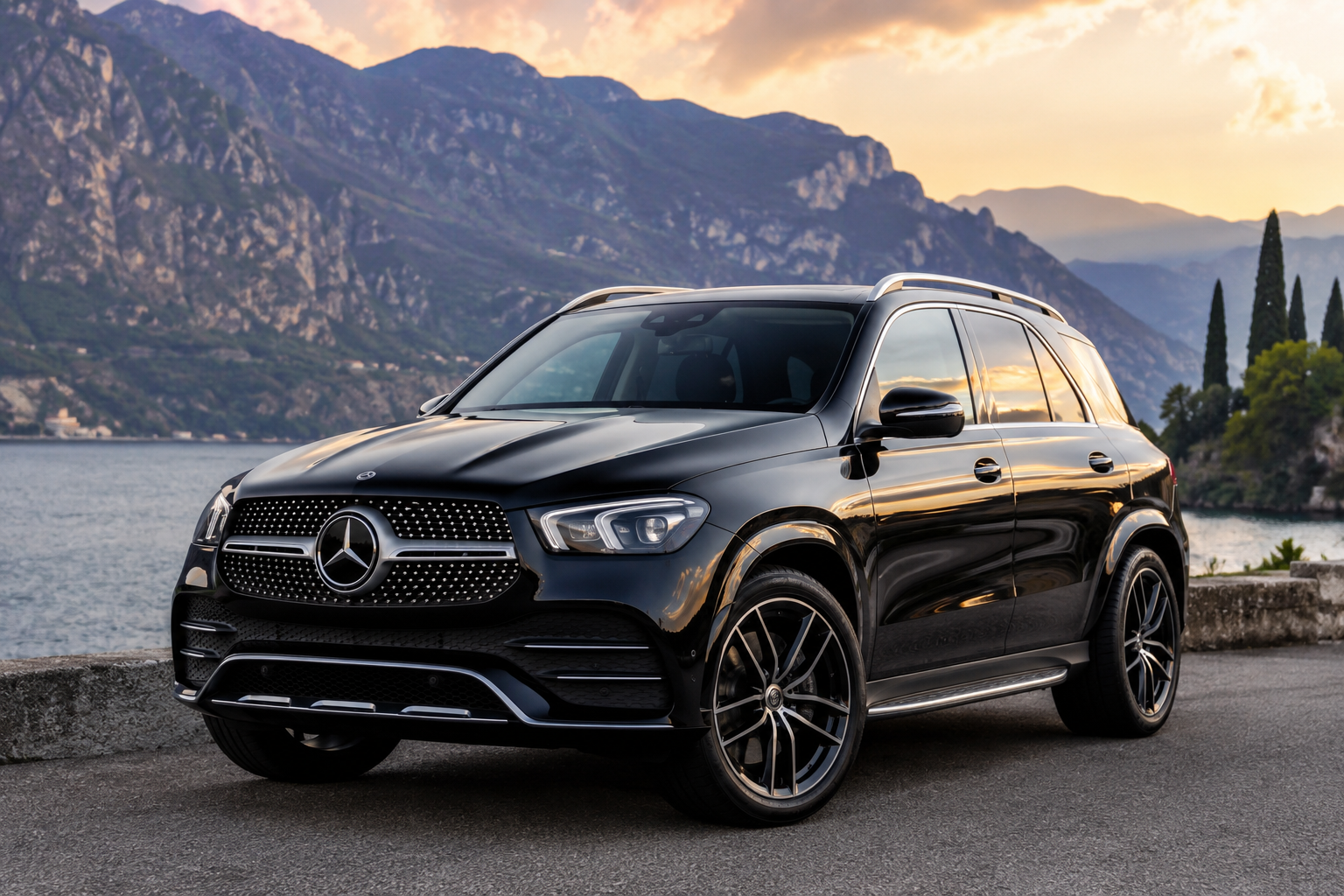 Mercedes-Benz GLE 350 crne boje parkiran pored jezera i planinskog pejzaža tokom zalaska sunca