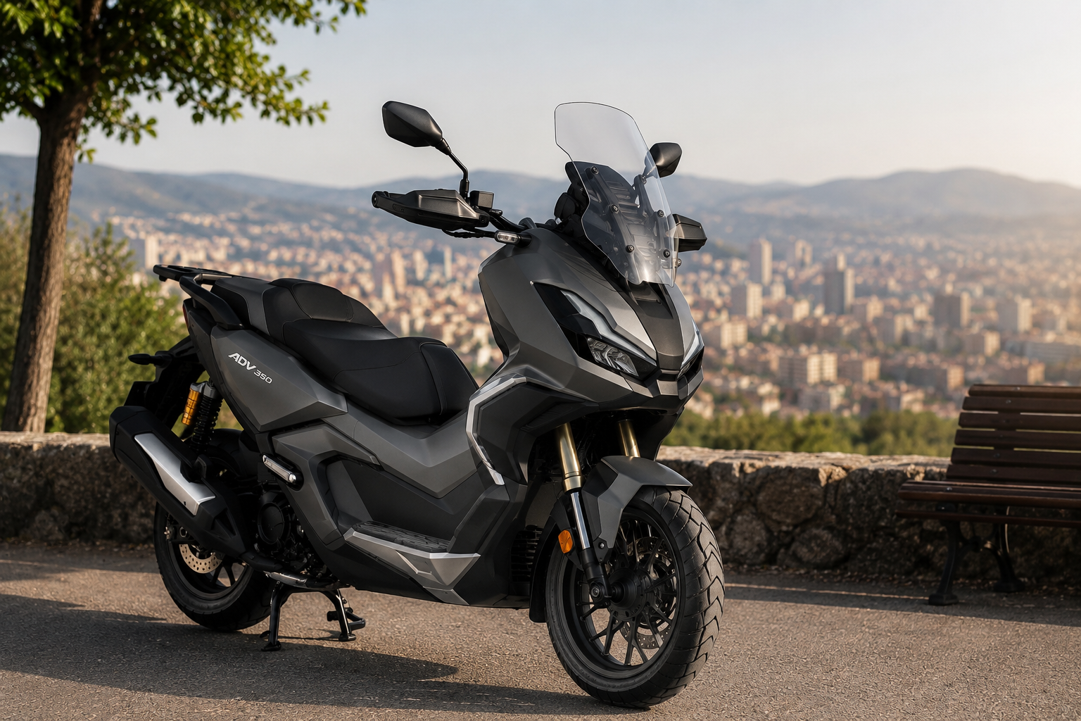 Honda ADV 350 adventure skuter parkiran na vidikovcu sa panoramom grada u pozadini