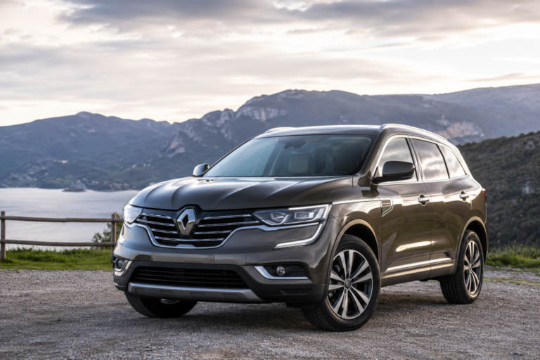 Renault Koleos parkiran u prirodi – SUV model za članak o iskustvima, potrošnji, pouzdanosti i kupovini polovnog automobila.